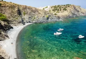 baigner dans des eaux cristallines d'un petit voilier transportable et remolquable