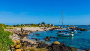 Découvrir la nature sauvage des îles Chausey avec a petit bateau a voile